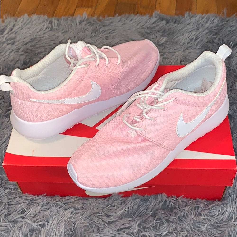 Nike roshe runs size 8 or grade school 6.5